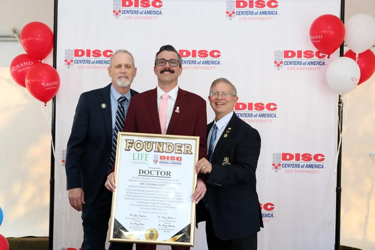 Dr. Steven Krivolavek receiving a Disc Centers of America award